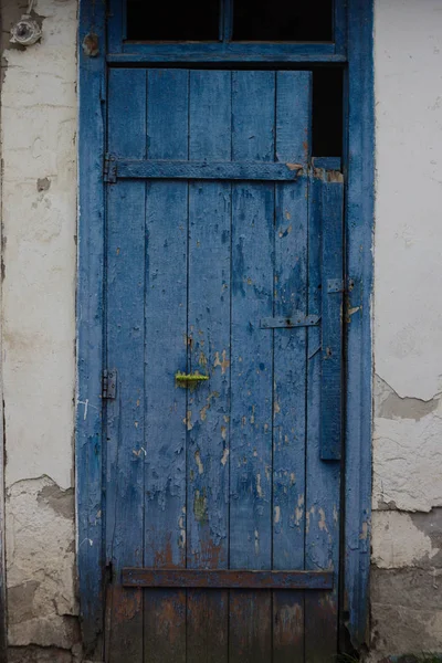 eski mavi kapı. kırık boya. eski beyaz duvar