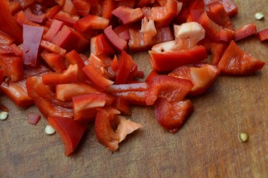 Biber. Capsicum annuum. Kırmızı biber dilimleri. Yakın çekim. Bir kesme tahtası üzerinde. Mutfak. Yemek yemek. Lezzetli. Yatay