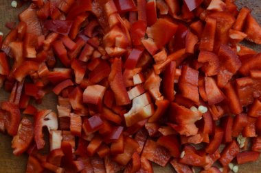 Biber. Capsicum annuum. Kırmızı biber dilimleri. Yakın çekim. Bölme. Bir kesme tahtası üzerinde. Yemek yemek. Lezzetli. Yatay fotoğraf