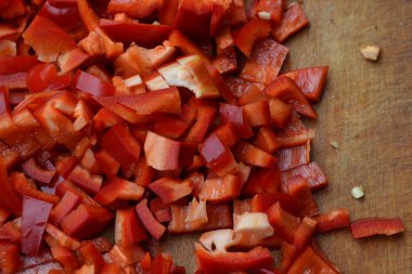 Biber. Capsicum annuum. Kırmızı biber dilimleri. Yakın çekim. Bölme. Bir kesme tahtası üzerinde. Lezzetli. Yatay fotoğraf