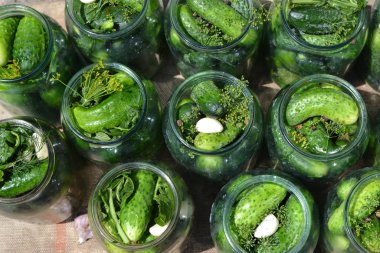 Ev yapımı. Kış için kuru sıkı. Kavanozda salatalık. Yatay