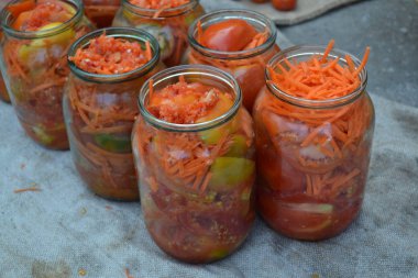 Ev yapımı. Boşluklar. Kavanozda rendelenmiş havuç, kırmızı ve sarı domates.