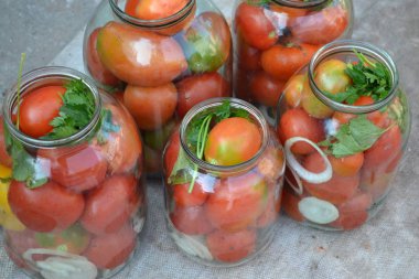 Ev yapımı yemek. Çok doğal. Kış için kuru sıkı. Kavanozlarda kırmızı ve sarı domatesler. Biber. Baharat