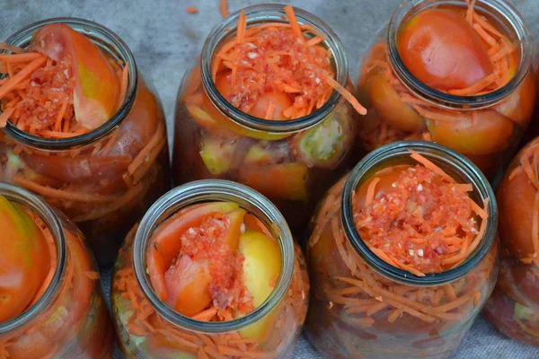 Korumak. Ev yapımı. Çok doğal. Kavanozda rendelenmiş havuç, kırmızı ve sarı domates.