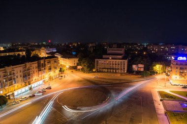 Ukrayna. Zhitomir merkezi kare bir yükseklikten görünümünü. Zhitomir gece şehir.