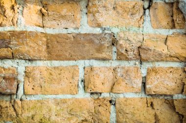 Doku arka plan kırmızı eski yıpranmış tuğla duvar. Vintage etkisi. Arka plan. Eski tuğla duvar içinde belgili tanımlık geçmiş. Sıva ile eski tuğla yakın çekim. Grunge tuğla duvar kırık sıva doku ile. 