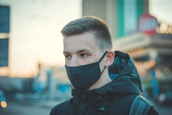 Retrato Primer Plano Del Joven Con Máscara Médica Coronavirus Pandémico — Foto de Stock