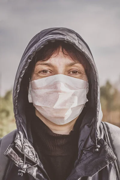Tahta Çitin Yanında Tek Kullanımlık Tıbbi Maskeli Bir Kadın Coronavirüs — Stok fotoğraf