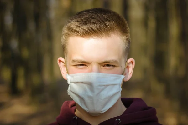 Tek Kullanımlık Tıbbi Maskeli Bir Gencin Yakın Plan Portresi Salgın — Stok fotoğraf