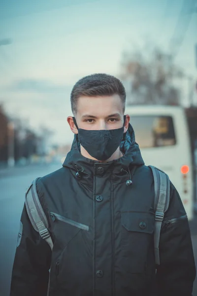 Een Close Upportret Van Een Jongeman Met Een Medisch Masker Stockfoto