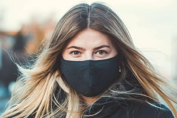 Tıbbi Maskeli Bir Kızın Yakın Plan Portresi Salgın Koronavirüs Karantinası — Stok fotoğraf