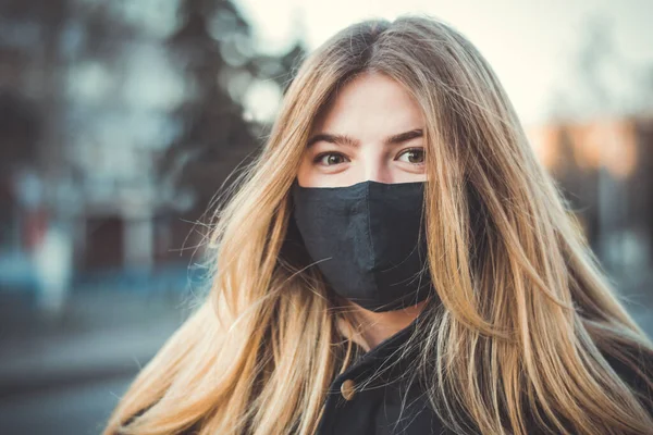 Tıbbi Maskeli Bir Kızın Yakın Plan Portresi Salgın Koronavirüs Karantinası — Stok fotoğraf