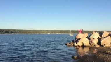 kıyıya yakın denizde gemi