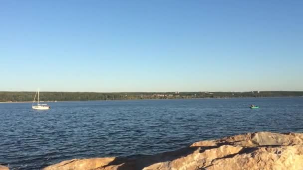 Barco en el mar cerca de la orilla — Vídeos de Stock