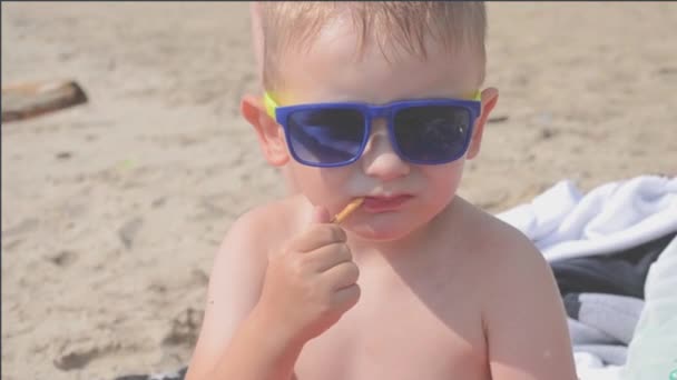 Ребенок на пляже — стоковое видео