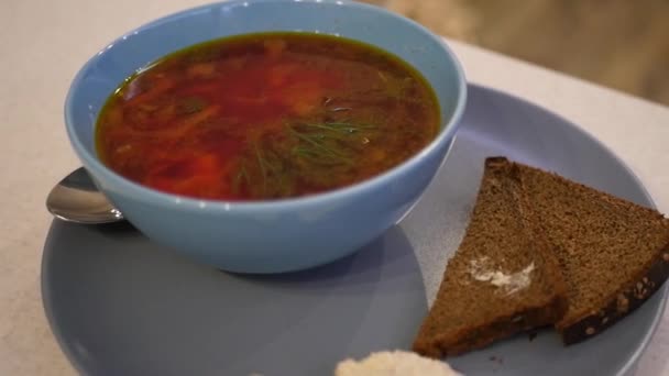 Суп в голубой тарелке — стоковое видео