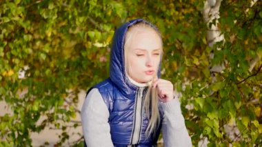 Kız telefonda konuşuyor.