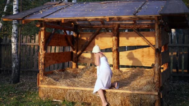 Ontspannen op na een sauna — Stockvideo