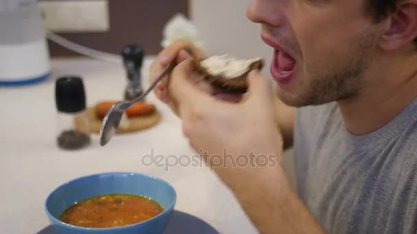 Aç adam yeme çorbası — Stok video