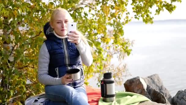 Açık havada çay içme bir fotoğraf çekmek — Stok video