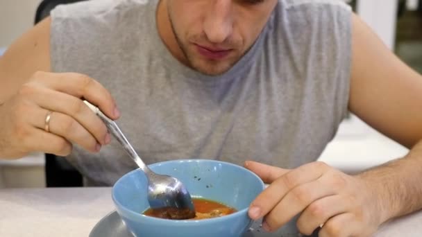 Uomo affamato mangiare zuppa — Video Stock