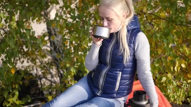 Девушка пьет кофе и наслаждается — стоковое видео