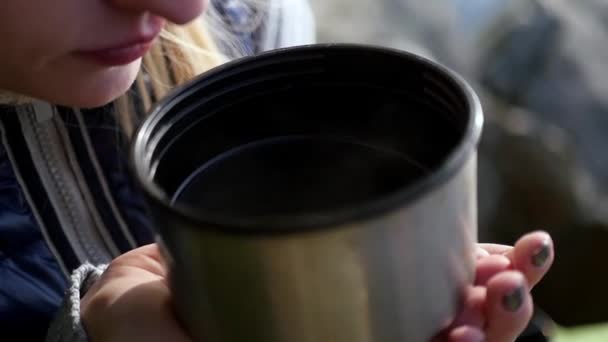 Delicious tea in a thermos — Stock Video