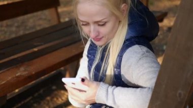 Kız telefona bakıyor.