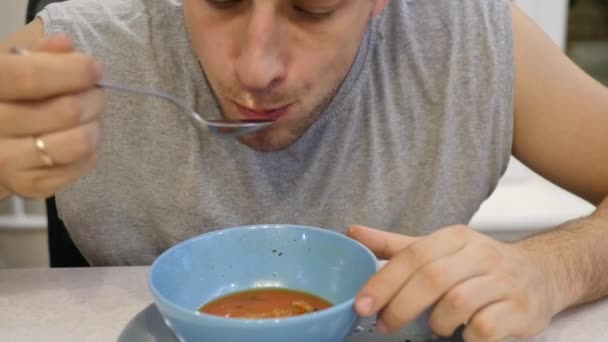 Hombre comiendo sopa cuchara — Vídeos de Stock