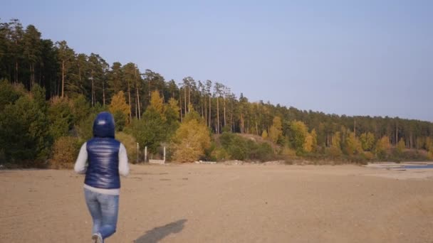 Courir le long de la plage — Video