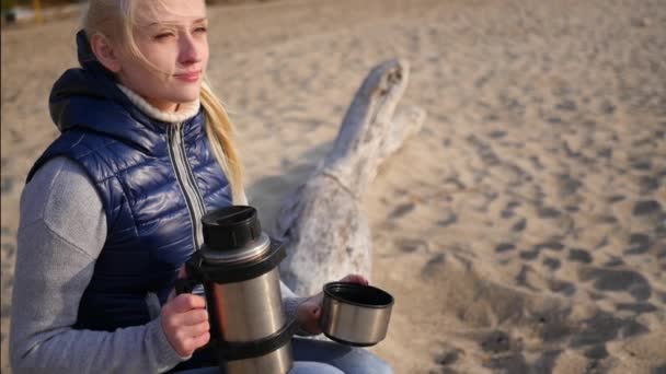 Meisje kijkt naar de afstand en drinken thee — Stockvideo