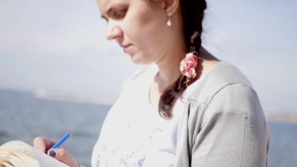 Chica escribiendo en un cuaderno — Vídeos de Stock