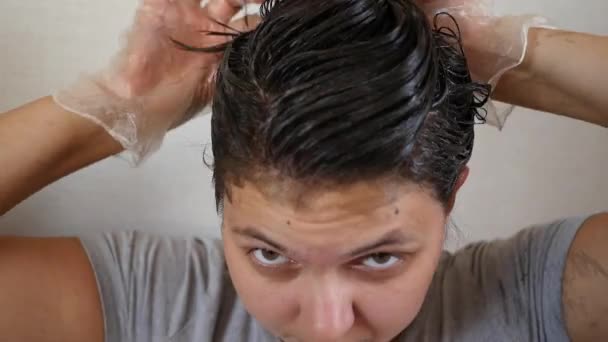 Recoger el cabello en un cono — Vídeo de stock