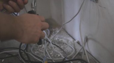 Elektrik telleri kesmek