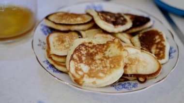 Masanın üzerine lezzetli gözleme