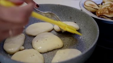 bir tavada kek'çevirmesini