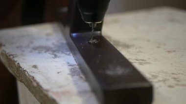 bir delik açmak için bir matkap