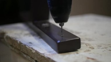 bir delik açmak için bir matkap