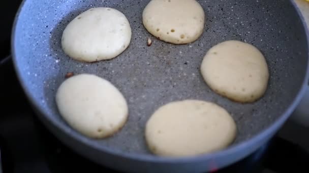 Frite panquecas em uma panela de ato de fritar — Vídeo de Stock