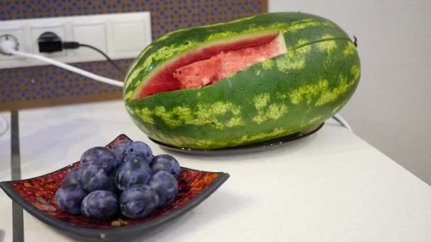 Sochnaye Wassermelone und Pflaume auf dem Tisch — Stockvideo