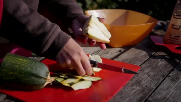 Tagliare le zucchine in due parti — Video Stock