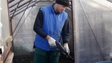 adam dokunun penceresi temizler