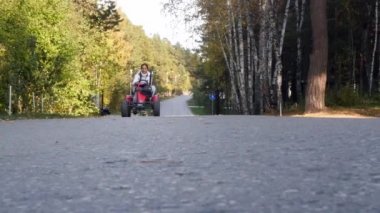 güzel kız asfalt arabası üzerinde sürme