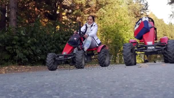 Hermosa chica cabalgando en asfalto buggy — Vídeos de Stock