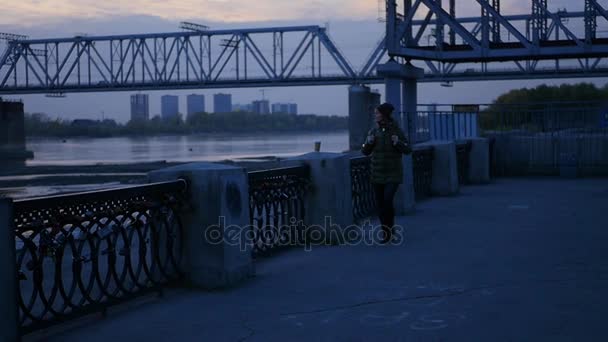 Belle fille promenades sur la ville du soir — Video