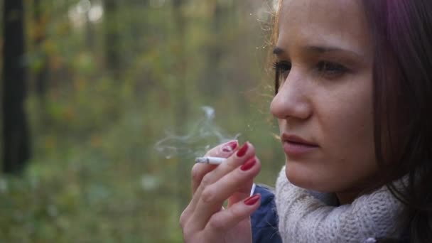 Terminar de fumar un cigarrillo dañino — Vídeo de stock