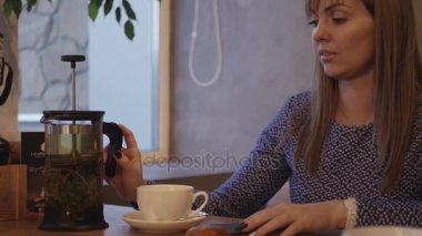 kadın demlemek lezzetli çay