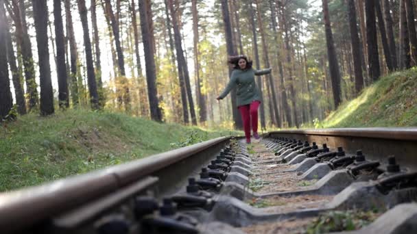 Flicka med glädje rinnande järnväg — Stockvideo