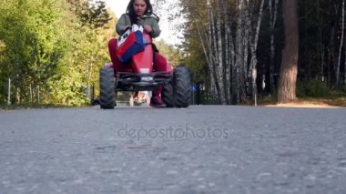 Arabaları üzerinde kaldırımda kız rides