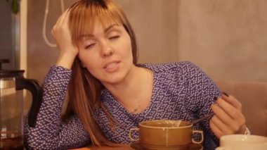 Genç güzel kız konuşuyor ve akşam yemeğinde gülüyor